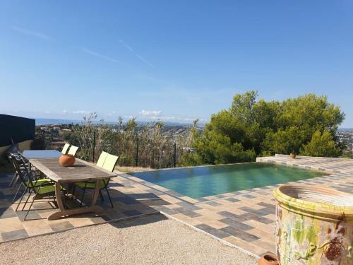 Villa moderne avec piscine vue mer à Nice Bellet (Villa moderne avec piscine vue mer a Nice Bellet) in Cremat