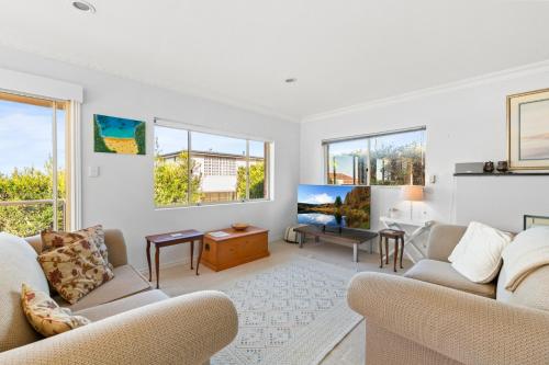 Charming 2-Bed Townhouse 5-Min From Beach - image 3