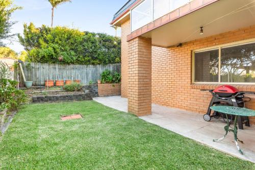 Charming 2-Bed Townhouse 5-Min From Beach - image 12