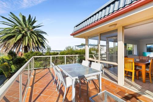 Charming 2-Bed Townhouse 5-Min From Beach - image 11