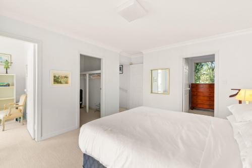 Charming 2-Bed Townhouse 5-Min From Beach - image 5