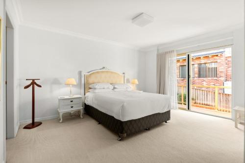 Charming 2-Bed Townhouse 5-Min From Beach - image 6