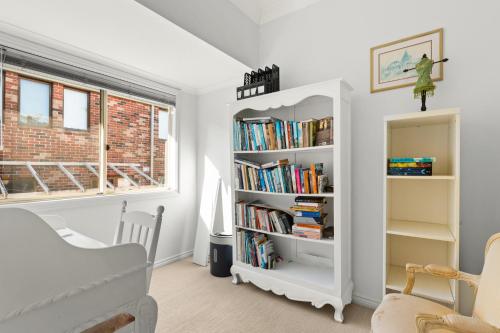 Charming 2-Bed Townhouse 5-Min From Beach - image 7
