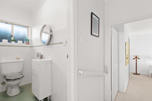 Charming 2-Bed Townhouse 5-Min From Beach - image 8