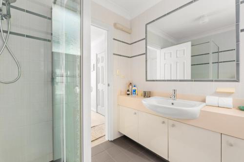 Charming 2-Bed Townhouse 5-Min From Beach - image 10