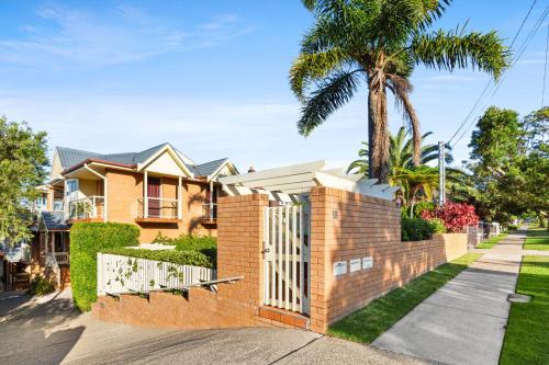 Charming 2-Bed Townhouse 5-Min From Beach - main image
