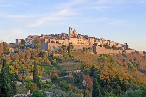 Superbe haut de villa au pied de St Paul de Vence