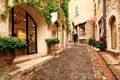 Superbe haut de villa au pied de St Paul de Vence