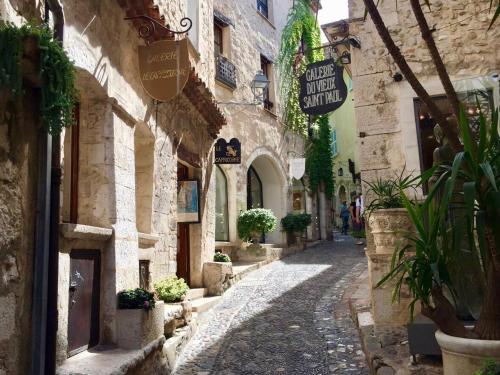 Superbe haut de villa au pied de St Paul de Vence