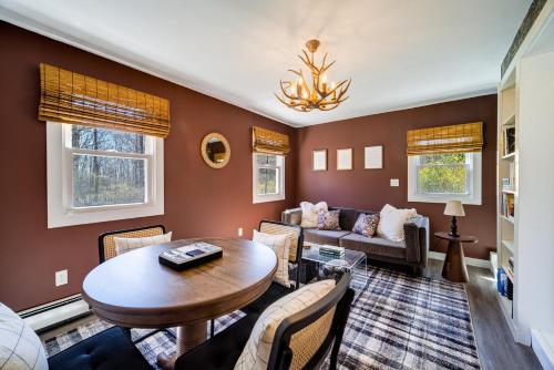 Wooded Catskills Farmhouse near Woodstock -Hot Tub, Fire Pit, Outdoor Movies & More in 索格蒂斯
