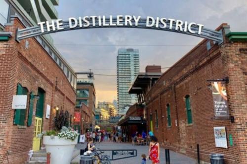 Superb Spacious Loft Old Toronto near Distillery District near ถนนควีน