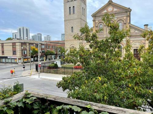 Superb Spacious Loft Old Toronto near Distillery District near ถนนควีน