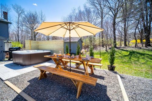Wooded Catskills Farmhouse near Woodstock -Hot Tub, Fire Pit, Outdoor Movies & More in 索格蒂斯