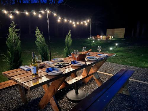 Wooded Catskills Farmhouse near Woodstock -Hot Tub, Fire Pit, Outdoor Movies & More in 索格蒂斯