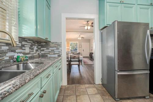 Beachy Bungalow! 2BD, King Bed in Galveston, USA