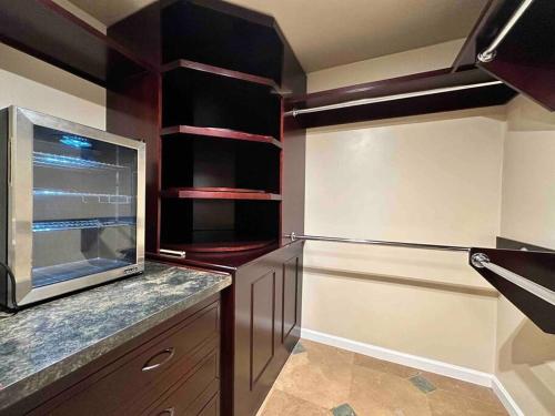 HC Accessible 4 Bed 3 Bath with Sparkling Pool and Spa-we have lifts and roll in shower in Santee, USA