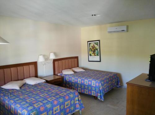 Hotel Debliz Xpujil Stop at Hotel Debliz Xpujil to discover the wonders of Chicanna. Both business travelers and tourists can enjoy the hotels facilities and services. Take advantage of the hotels free Wi-Fi in all roo