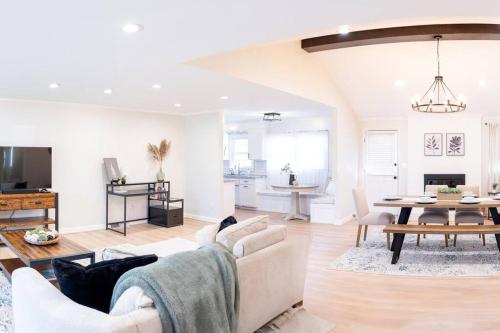 Beautiful Home. W/Hot Tub. Great Location in Taylors, USA