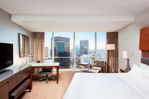 Guest room, 1 King, Limited view, Mid floor image 3