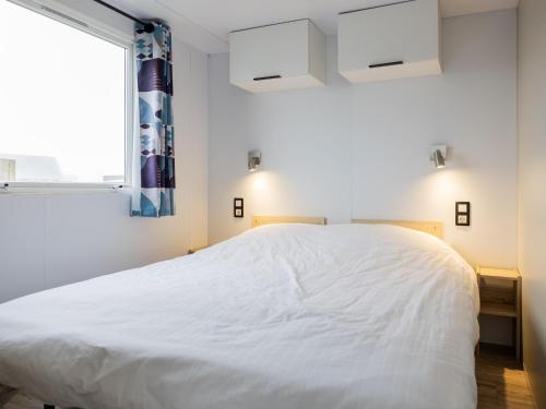 Compact 4 person chalet in Friesland in De Veenhoop
