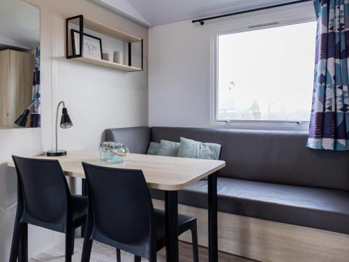 Compact 4 person chalet in Friesland in De Veenhoop