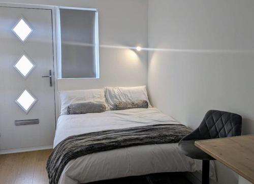 Southend Airport Ground Floor Studio, with parking - Apartment - Southend-on-Sea