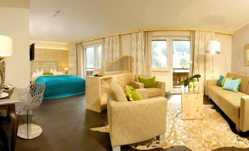 1 queen bed, 1 sofa bed