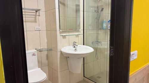 Twin Room with Private Bathroom image 1