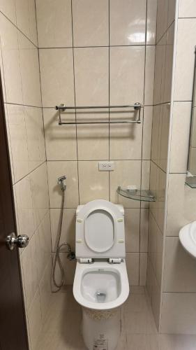 Twin Room with Private Bathroom image 2