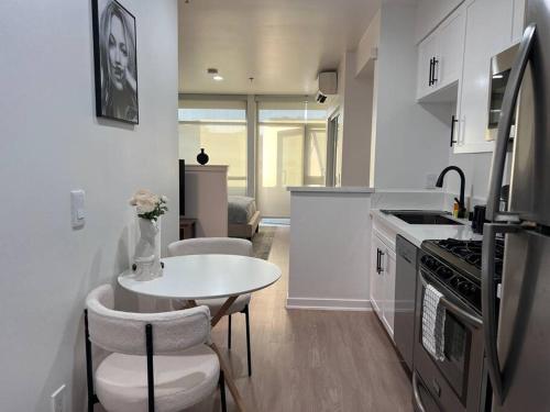 Seaside Retreat in Santa Monica, steps to the beach, free parking