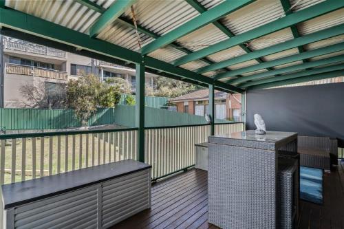 Relaxed Clovelly Beach Home - Parking - Cloey6