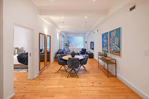 Luna - Luxurious 2 Bedroom City Apartment on Bree Street!