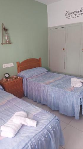 2 twin beds