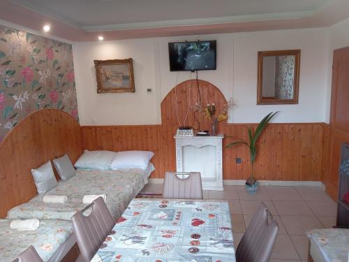 2 bedrooms, 5 beds