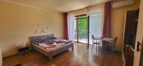 Bastya Apartmanhaz in ティゼンハーロム ヴァローシュ