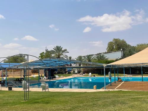 ניסים בערבה in Hatzeva