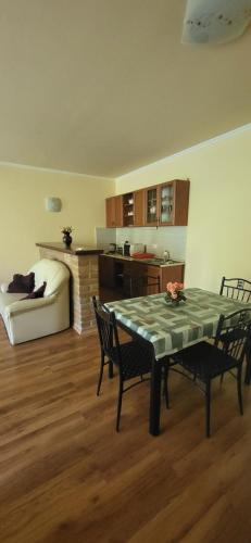 Bastya Apartmanhaz in ティゼンハーロム ヴァローシュ