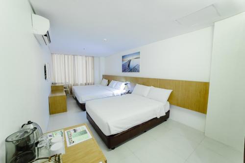 2 queen beds, 1 twin bed