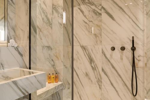 TheLander - Serviced Apartments in Champs Elysées - Tap to explore photos