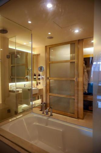 room detail thumbnail 2