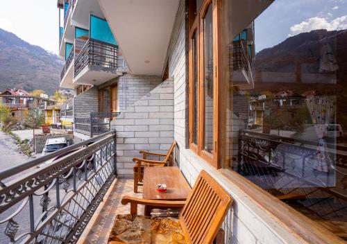 Surrounding environment, Moustache Manali in Palchan