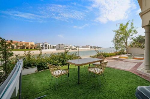 Beachfront Dubai Villa for 10 Guests with Full Kitchen & View, Дубай (фото 8)