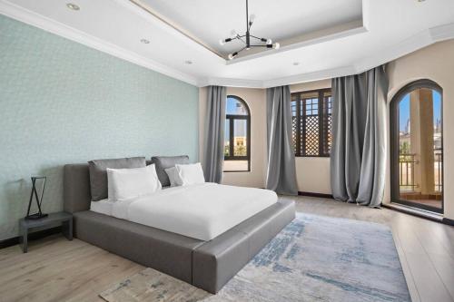Beachfront Dubai Villa for 10 Guests with Full Kitchen & View, Дубай (фото 6)
