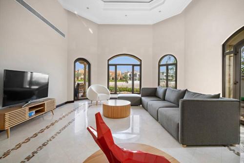 Beachfront Dubai Villa for 10 Guests with Full Kitchen & View, Дубай (фото 3)