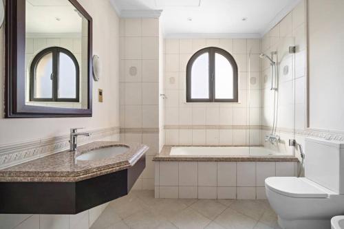 Beachfront Dubai Villa for 10 Guests with Full Kitchen & View, Дубай (фото 7)