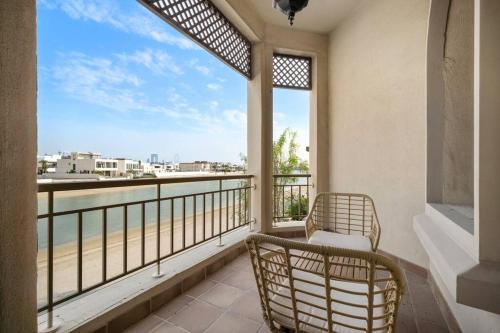 Beachfront Dubai Villa for 10 Guests with Full Kitchen & View, Дубай (фото 2)