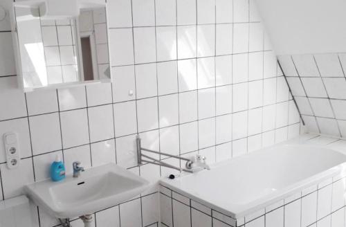 浴室, home2stay Worker House Feldstetten Kitchen,Wifi,Smart TV Parking *** in 萊興根