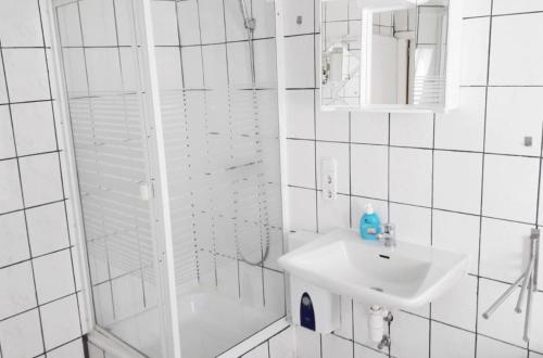 浴室, home2stay Worker House Feldstetten Kitchen,Wifi,Smart TV Parking *** in 萊興根