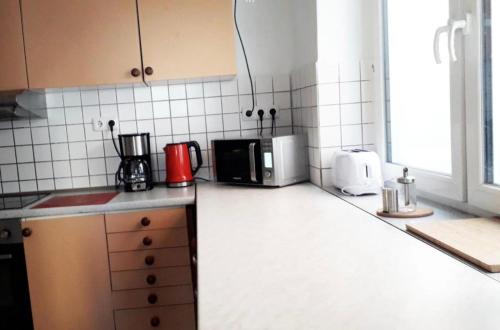 廚房, home2stay Worker House Feldstetten Kitchen,Wifi,Smart TV Parking *** in 萊興根
