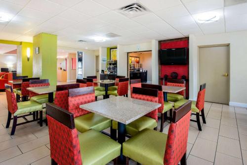 Food and beverages, La Quinta Inn & Suites by Wyndham Elkview - Charleston NE in Elkview (WV)